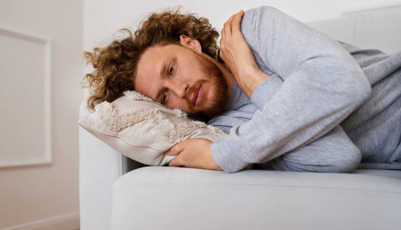 Homem ansioso deitado no sofá, plano médio